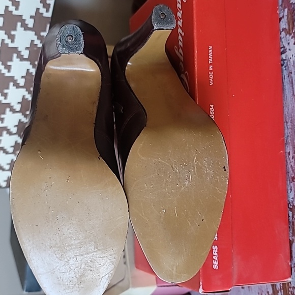 Vintage 1970s/80s Burgundy boots with heels. Side zipper. Delmar imports size 5 - Picture 9 of 10